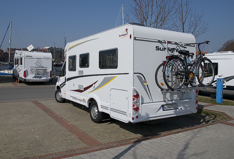 Womo AutoD35_5895 als Smart-Objekt-1.jpg - Heute sind wir in Emden angekommen. Der Stellplatz liegt zentrumnah am Hafen. Wir hätten nicht gedacht das um diese Jahreszeit soviele Stellplätze belegt sind.